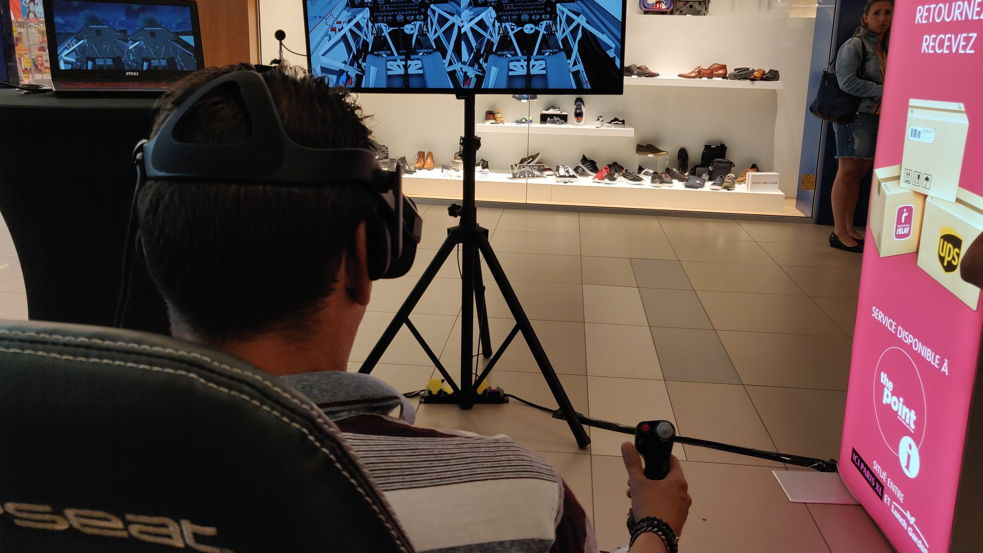 participant sur un simulateur de vol en VR sur un évènement professionnel