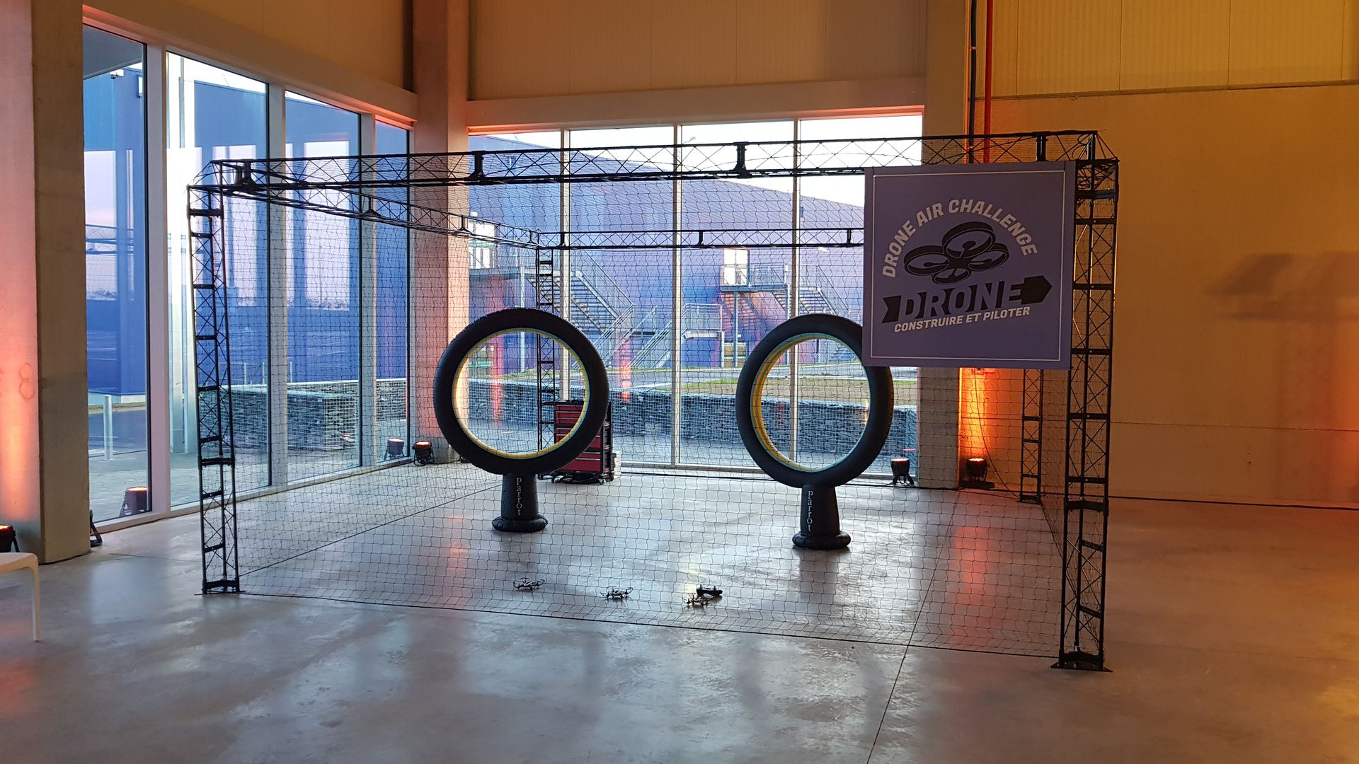Parcours drone en cage avec obstacles et vol sécurisé pour participants