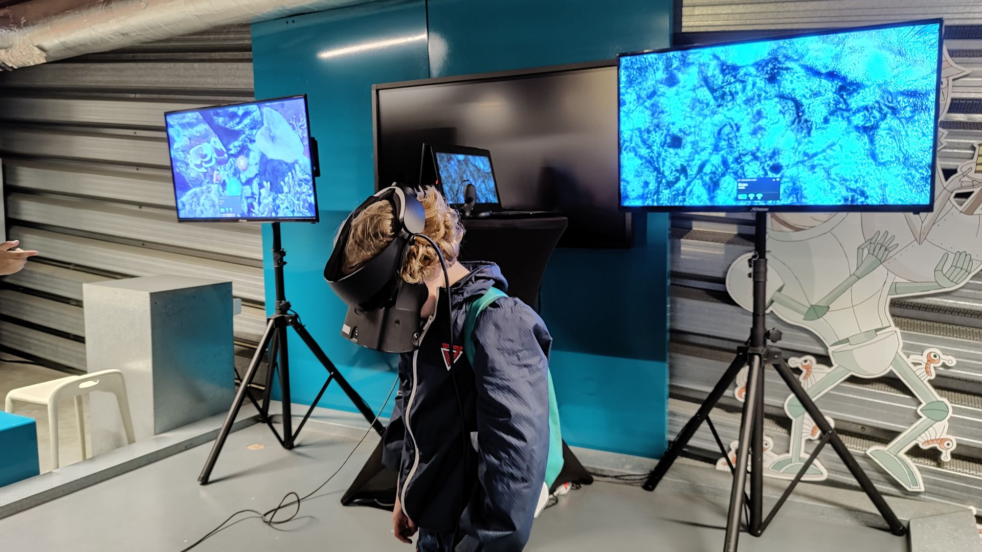 Participant équipé d’un casque VR jouant à un jeu immersif sur un stand événementiel