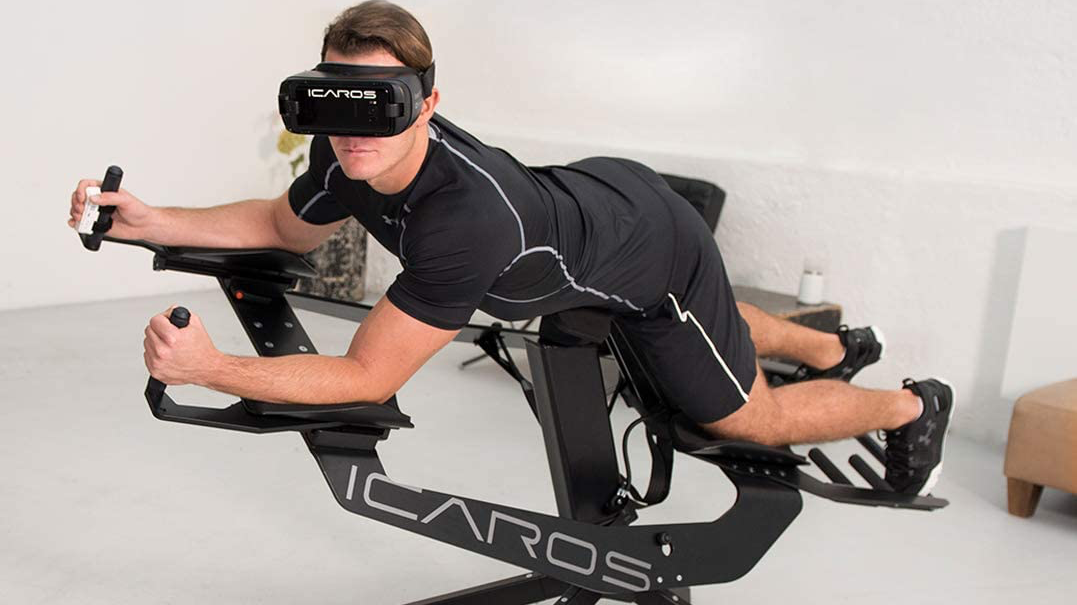 Participant allongé sur simulateur ICAROS en train de voler en réalité virtuelle