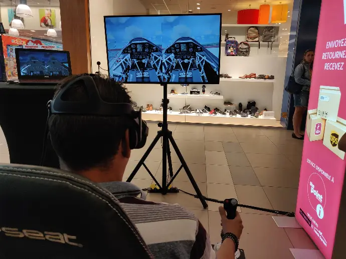 Participant pédalant sur simulateur de vélo connecté avec écran de course