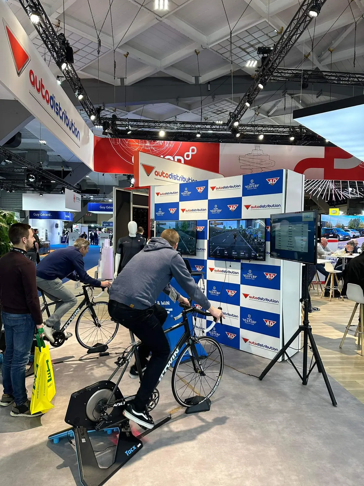 Participant pédalant sur simulateur de vélo connecté avec écran de course