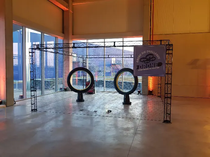 Parcours drone en cage avec obstacles et vol sécurisé pour participants