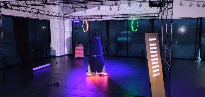 Parcours drone en cage avec obstacles neon et vol sécurisé pour participants