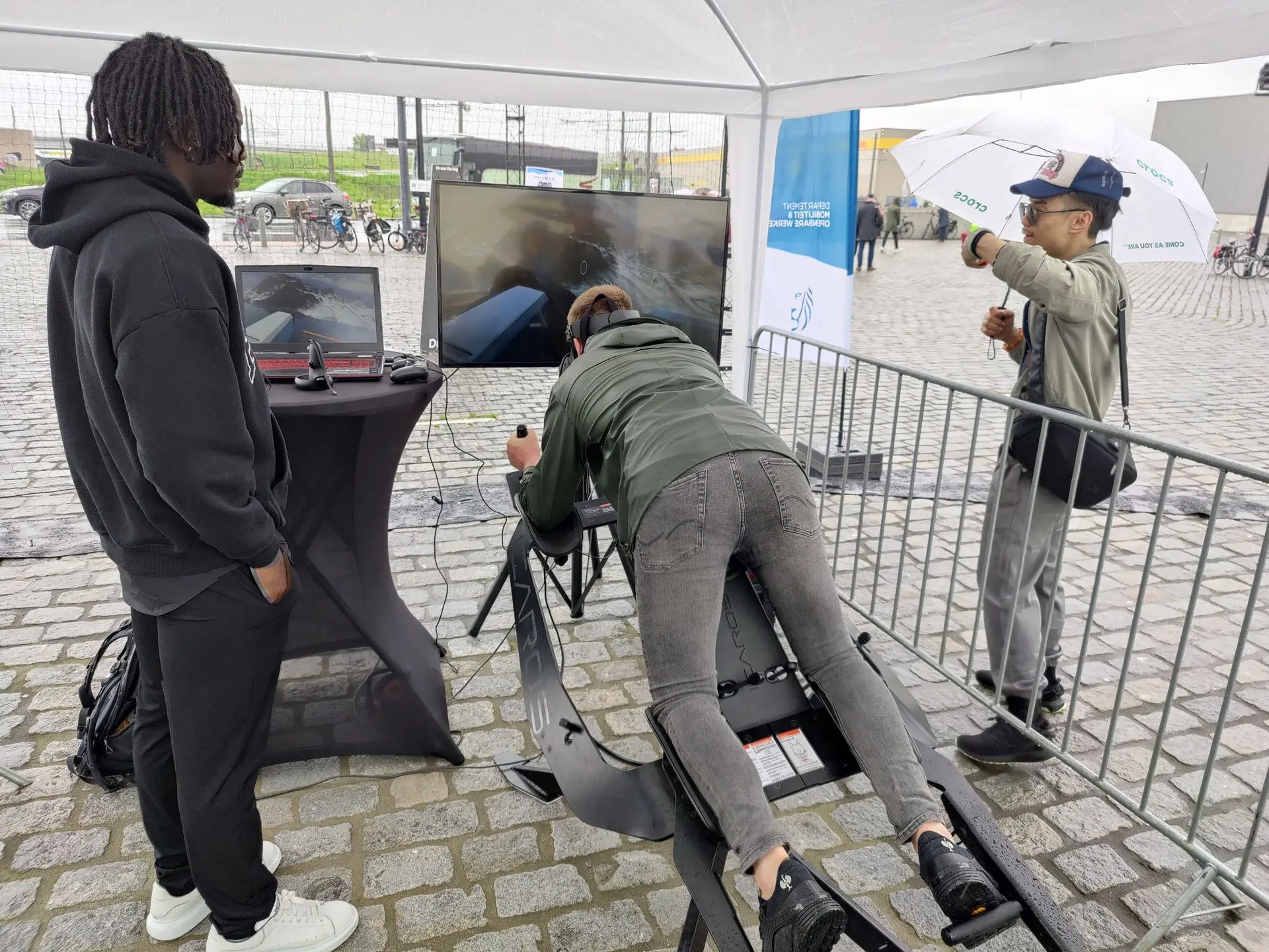 Participant allongé sur simulateur ICAROS en train de voler en réalité virtuelle