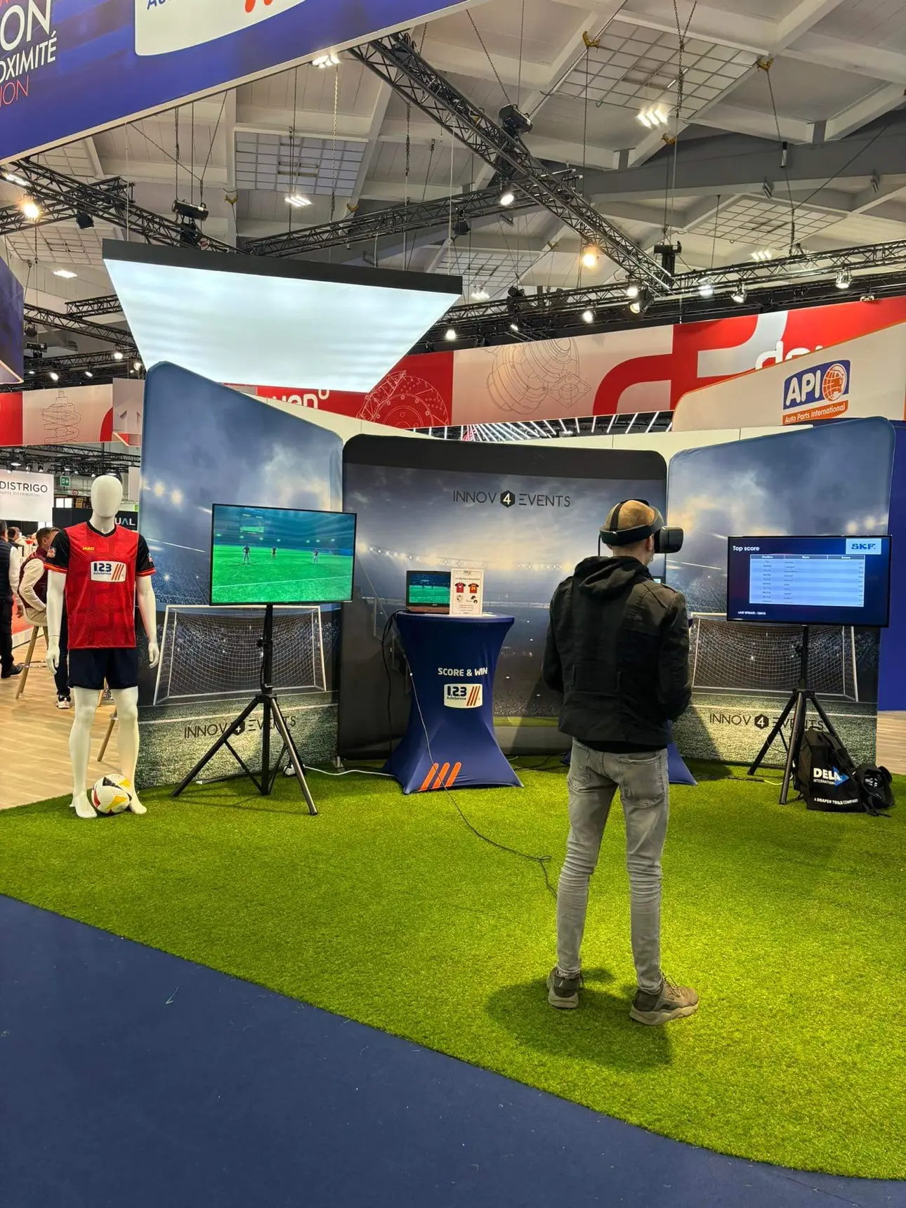 Participant jouant en tant que gardien dans Soccer VR avec tirs en réalité virtuelle