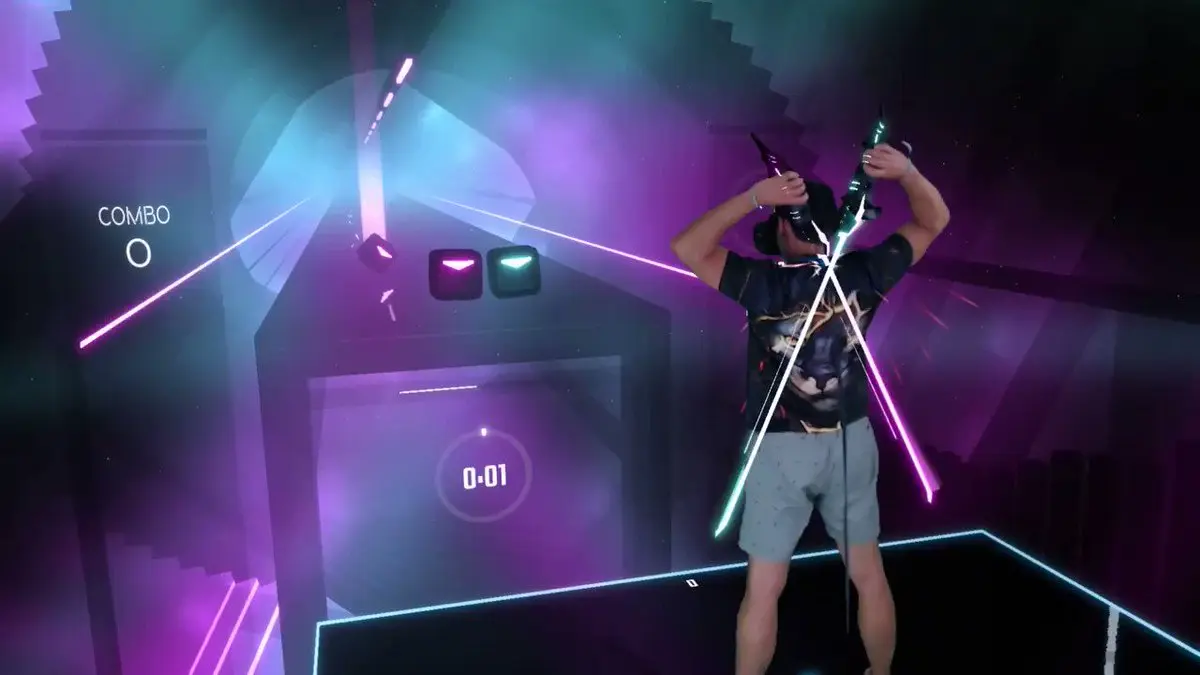 Participant tranchant des blocs en rythme dans Beat Saber VR